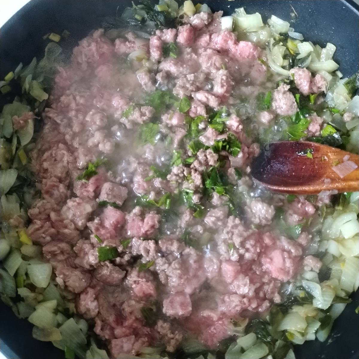 Начинка для запеканки со шнитт-лук ом, сельдкреем и любистоком