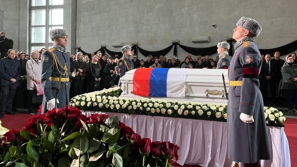 Церемония прощания с военным корреспондентом Первого канала Анной Прокофьевой в траурном зале Троекуровского кладбища.📷Фото: Ангелина Зайцева / РИА Новости