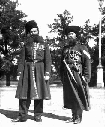 Камер-казаки Николай Пустынников и Андрей Кудинов (справа)