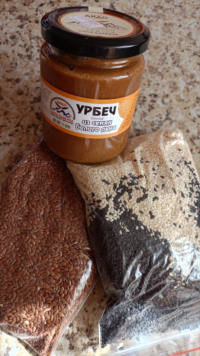 Льняное семя, кунжут двух видов и урбеч. Лён варю с овсянкой. Нравится мне. Кунжут сыплю на овсянку. Ну а урбеч после Дагестана уважаю и обожаю
