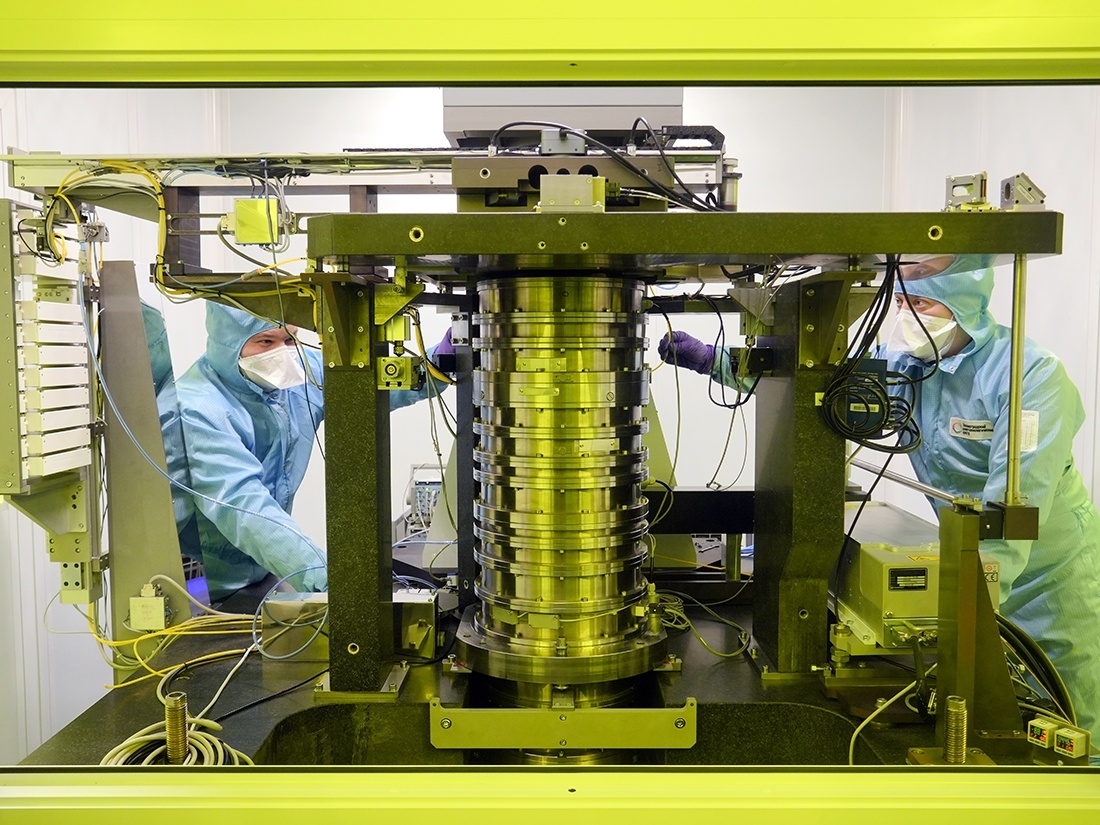 Работа над первым российским фотолитографом. Изображение: пресс-служба zntc.ru