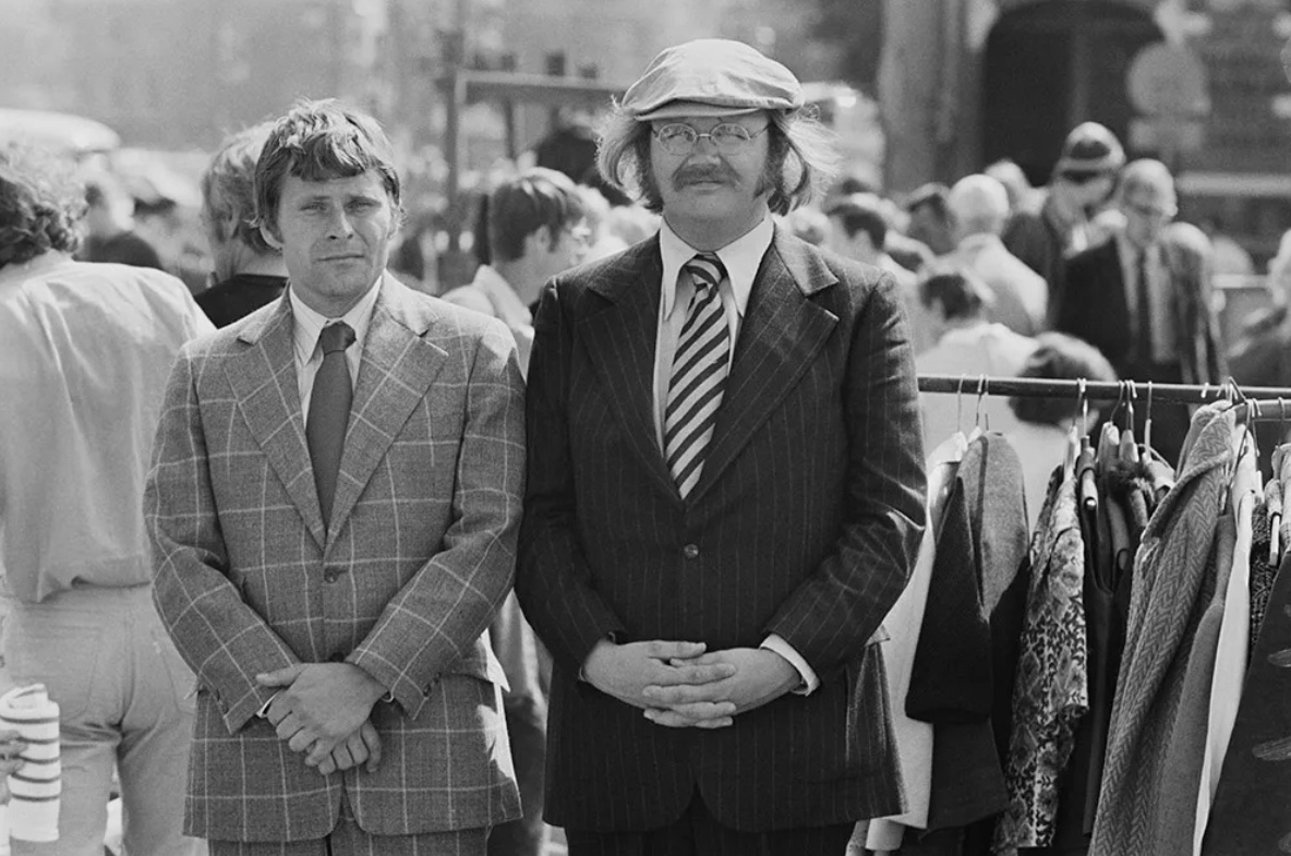 Брюс Гловер (слева) и Паттер Смит на съемках фильма "Бриллианты вечны" в Амстердаме в 1971 году.