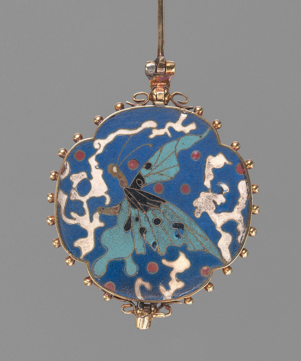 Двусторонняя брошь. Золото, перегородчатая эмаль. Алексис Фализ, около 1869 г. Музей Метрополитен.