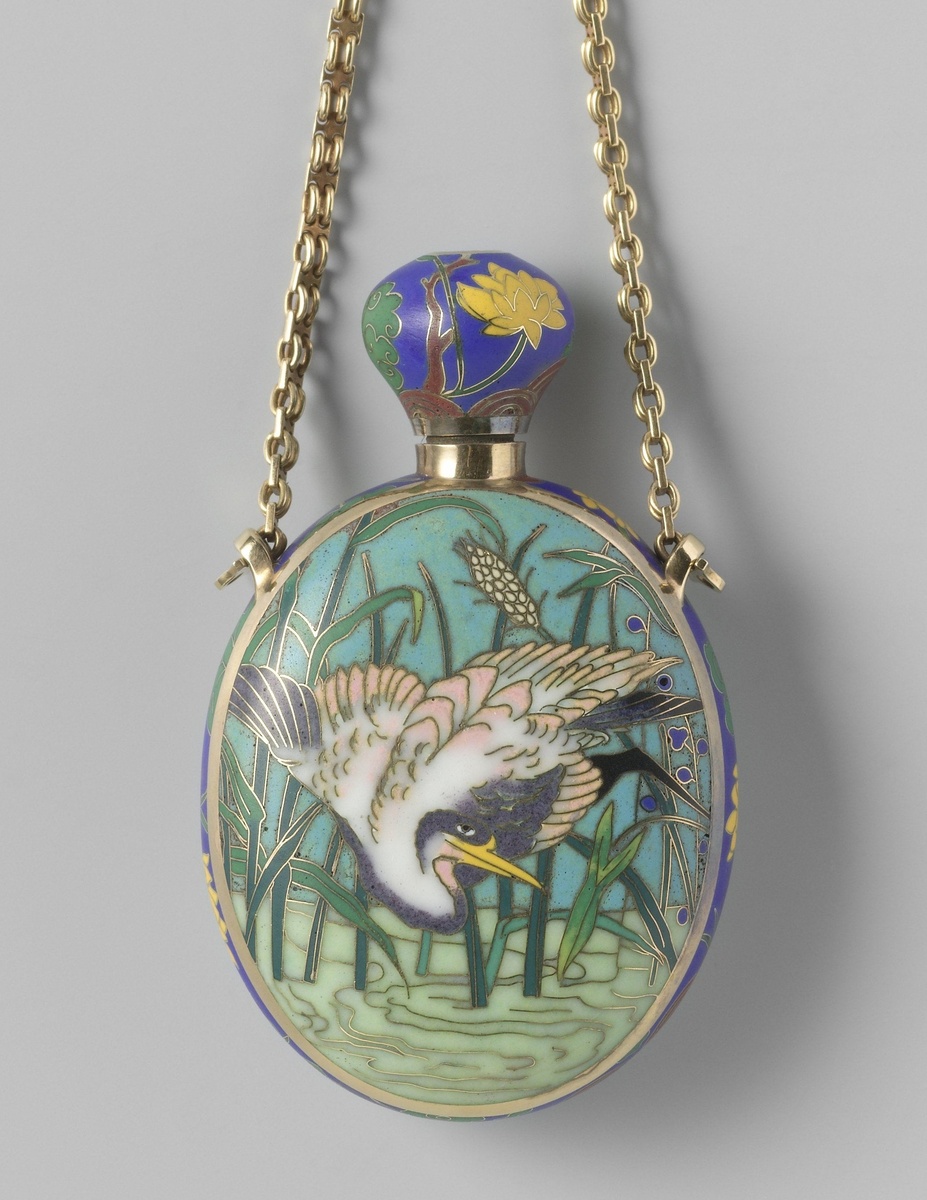 Флакон для нюхательных солей с изображением журавля на цветущем дереве. Золото, перегородчатая эмаль. Алексис Фализ, 1867-1870 гг., из коллекции Рейксмюсеум, Амстердам.