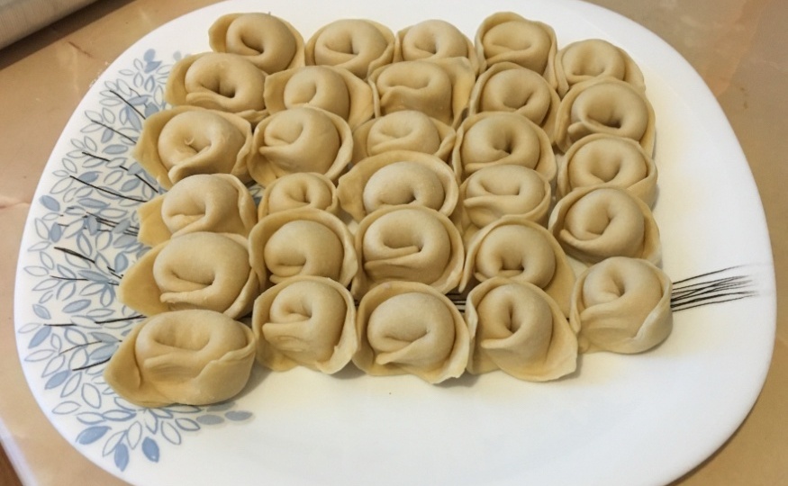 Узнал, как быстро раскатать и нарезать тесто для пельменей. Теперь с тёщей на это время не тратим, и отхода меньше