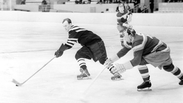 Всеволод Бобров в матче за сборную СССР. Олег Неелов