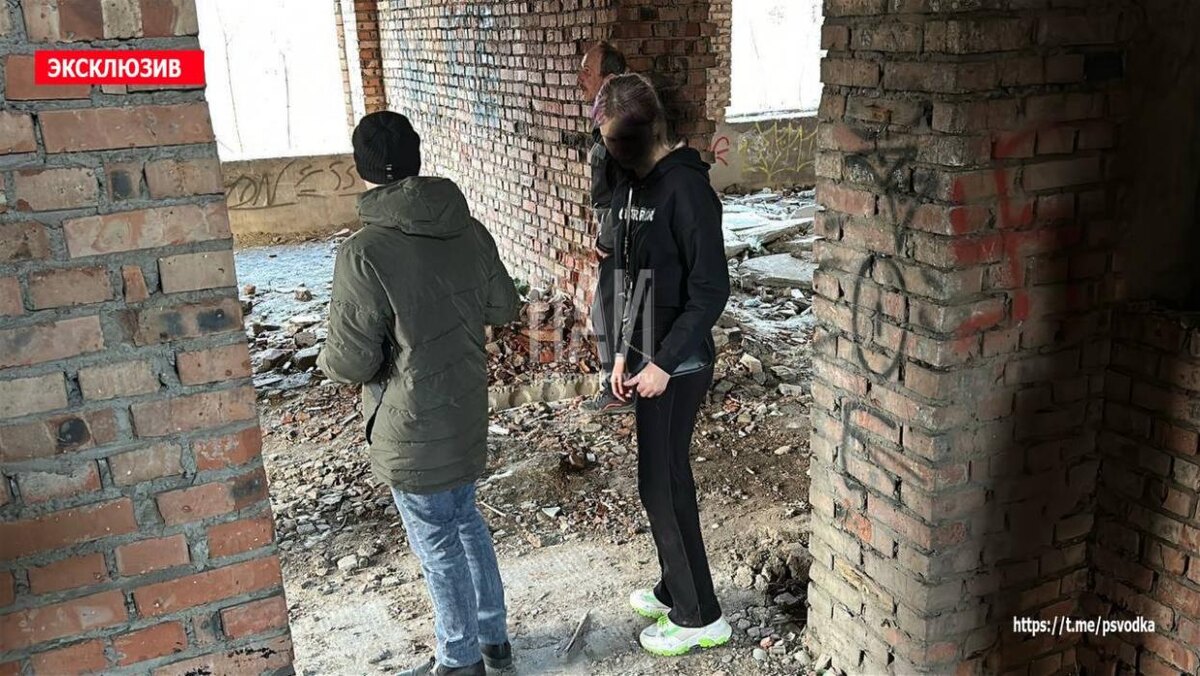 14-летняя школьница упала в шахту заброшенного здания в Великих Луках
Фото: Telegram-канал «Псковская сводка. ПАИ»