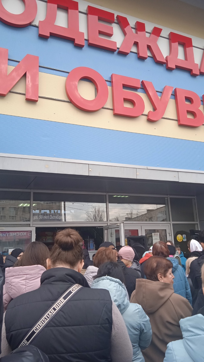 Сегодня было многолюдно. 