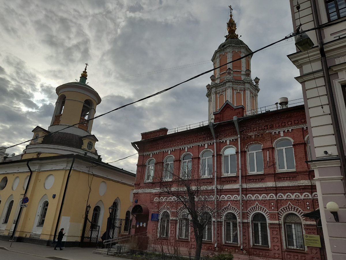 Храм Феодора Стратилата, храм Архангела Гавриила (выглядывает башенка) и бывшее здание Елизаветинского детского приюта (двухэтажное кирпичное здание - ныне детская стоматология)