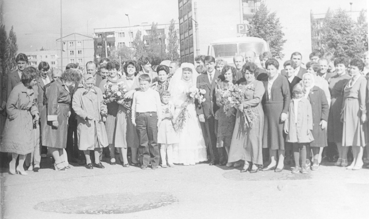 Перед отправкой в общепит за свадебные столы. В ЛАЗ на заднем плане точно все не поместились. Нанять автобус с водителем ради свадьбы, проблем не составляло и стоило удовольстве рублей максимум 50 на весь день.  