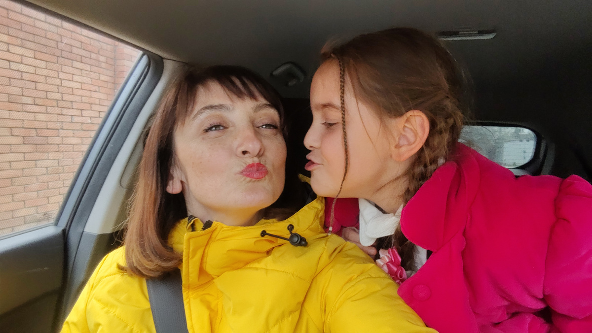 Катюня меня целует на день рождения