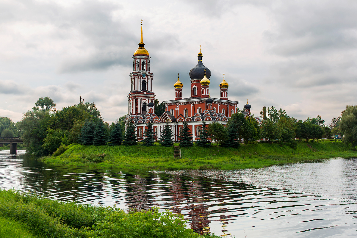 Старая Русса, ул. Возрождения, 1 - Кафедральный собор Воскресения Христова