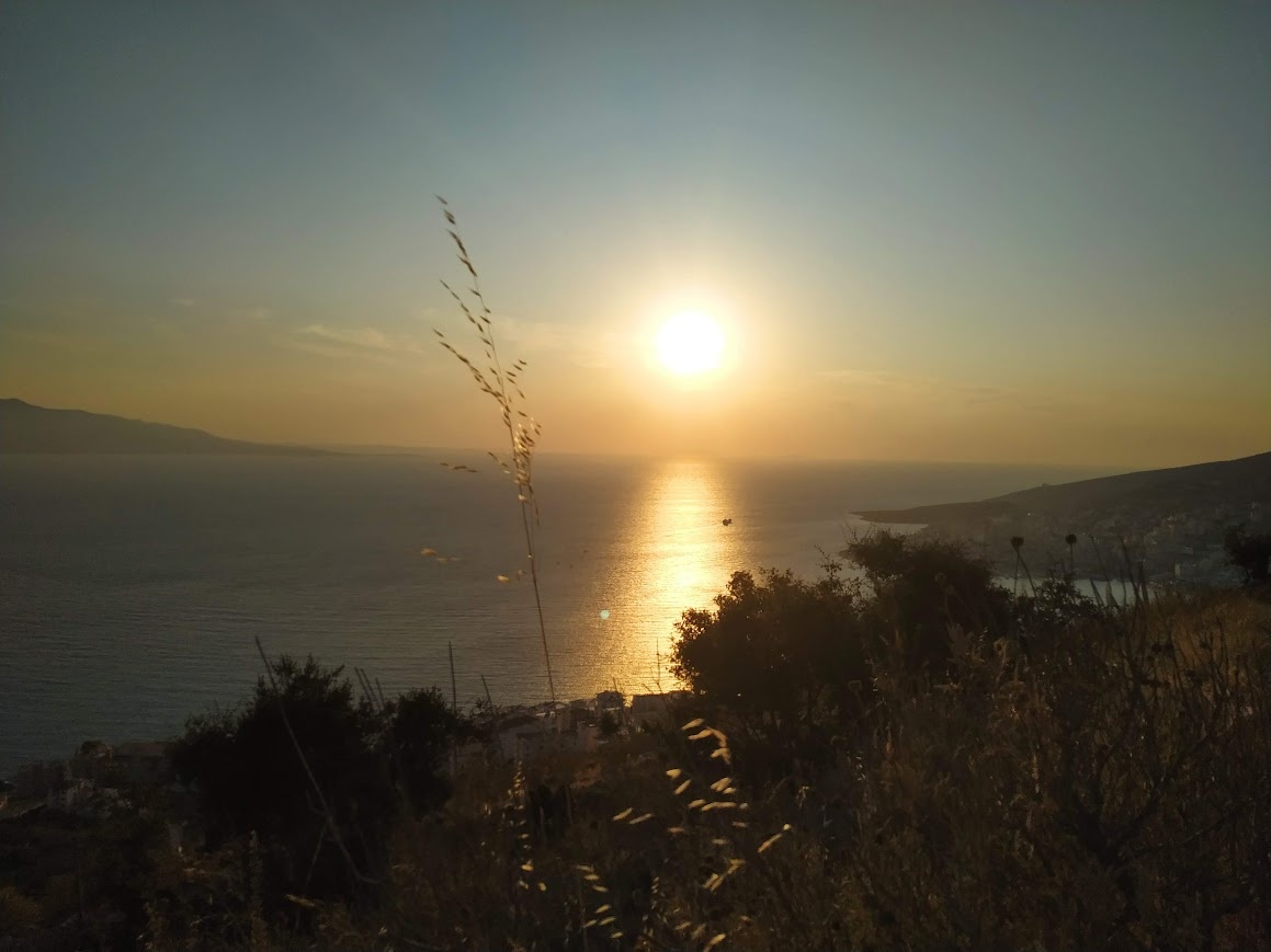 Вода Ян тянется безгранично до горизонта и скрывает в своих глубинах много богатств и тайн.