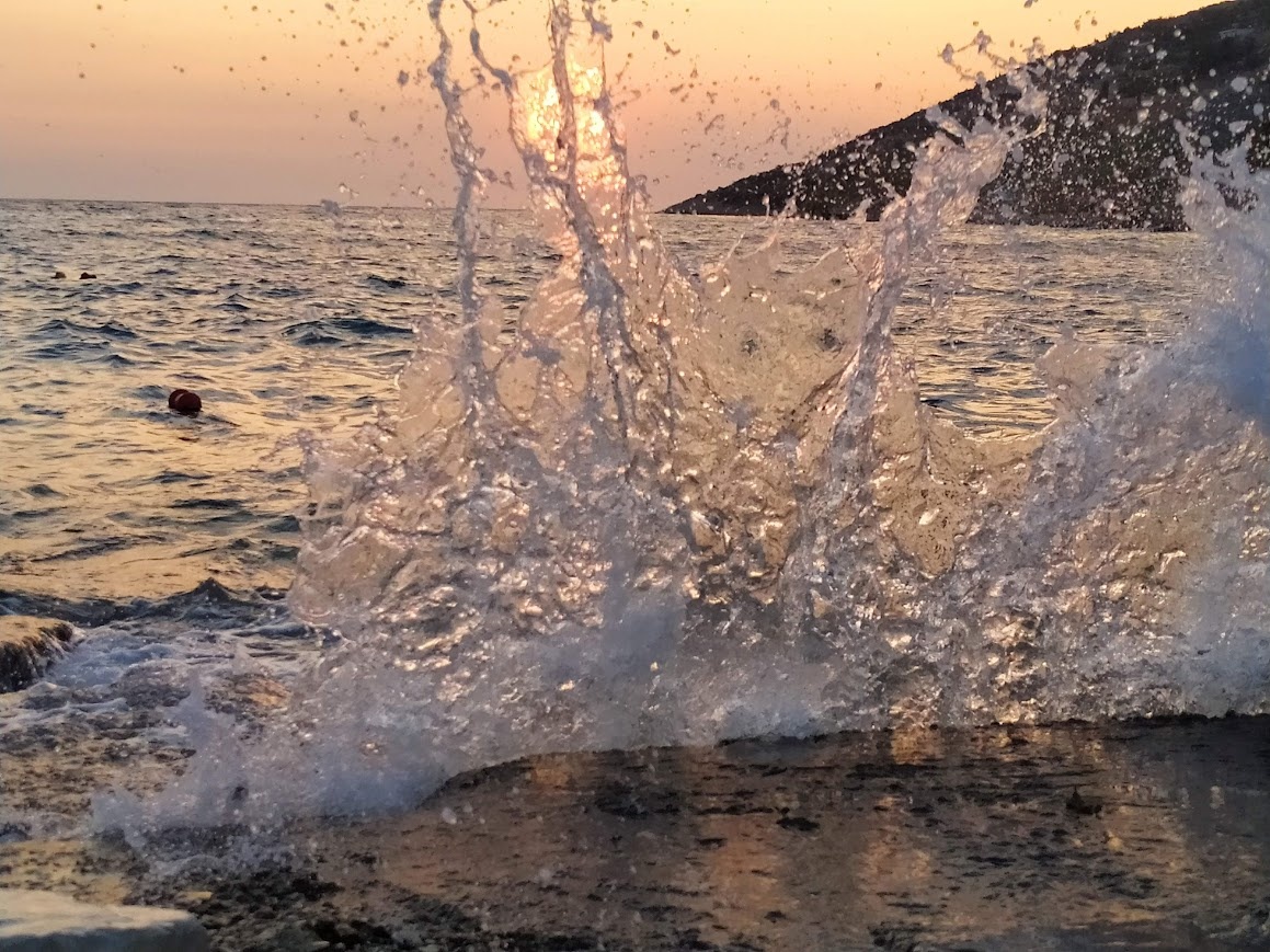 Вода Инь неуловима и таинственная: она, как брызги или туман: вот она была, а вот ее уже и нет.