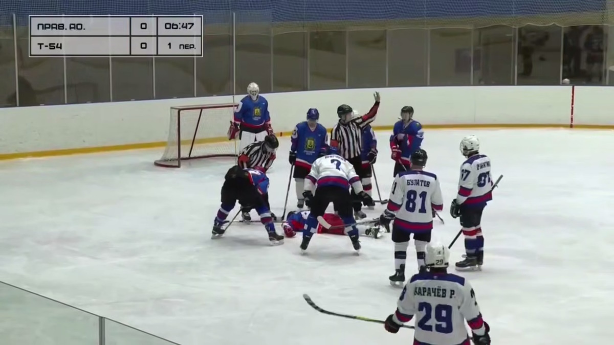    Чиновник умер во время хоккейного матча. Фото: стоп-кадр прямого эфира трансляции