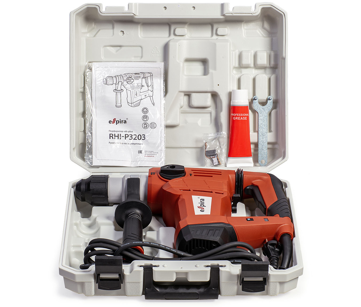Перфоратор поставляется в пластиковом кейсе, с запасными угольными щетками и тюбиком со смазкой.