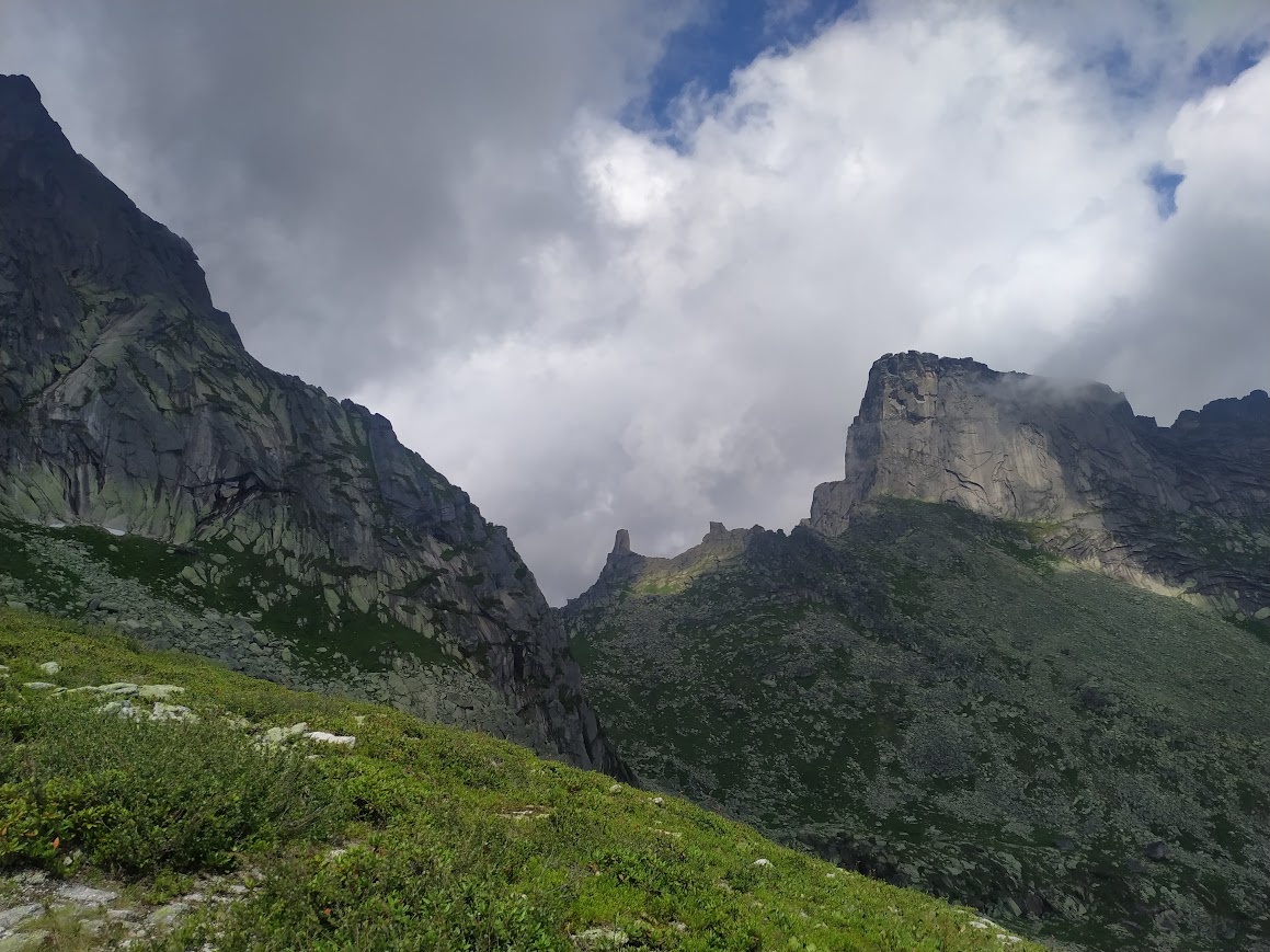 Земля Ян - мощная, могучая, монументальная, нерушимая и непоколебимая.