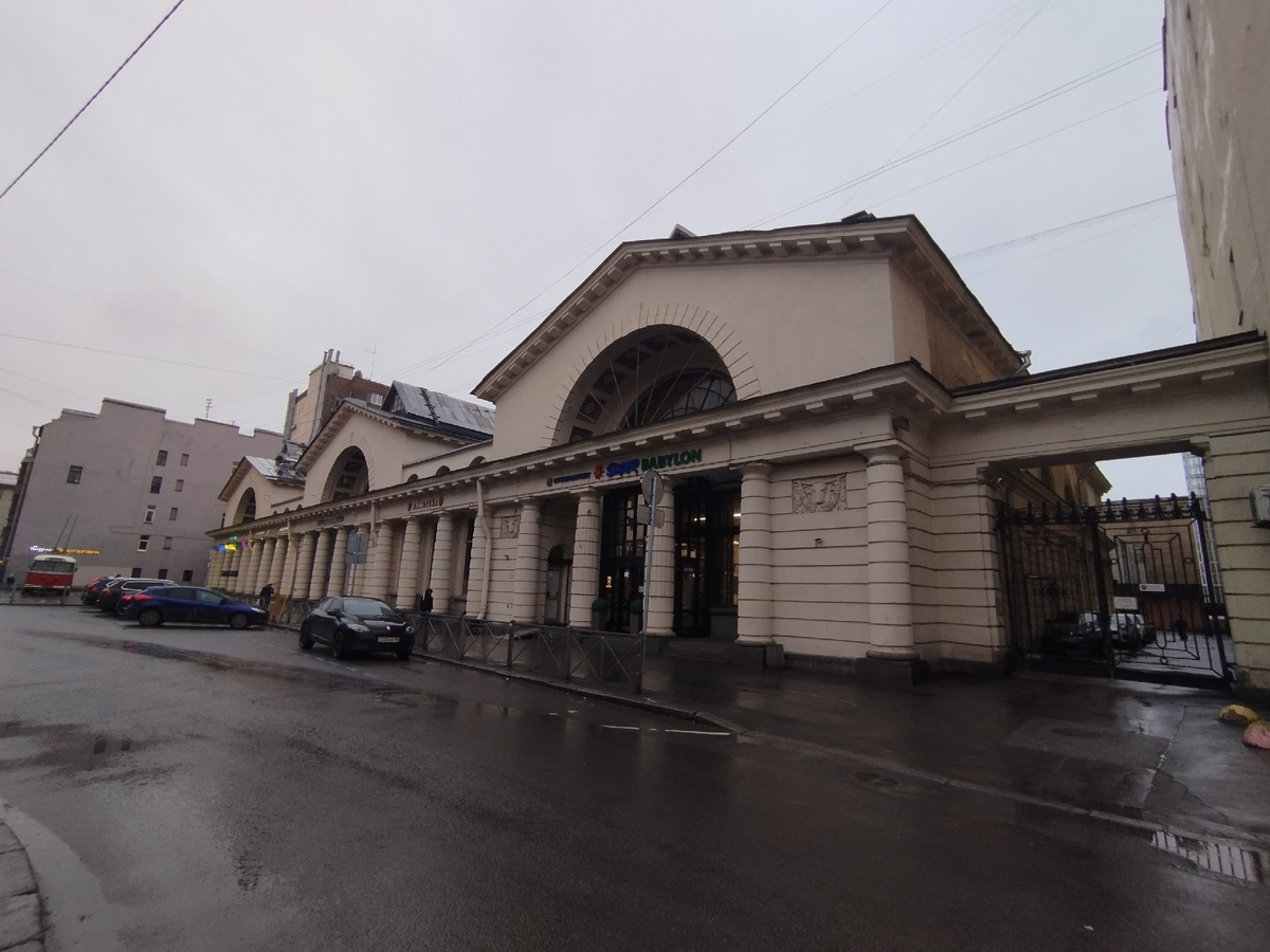 Дождливый день как будто добавляет зданию еще величественности и монументальности