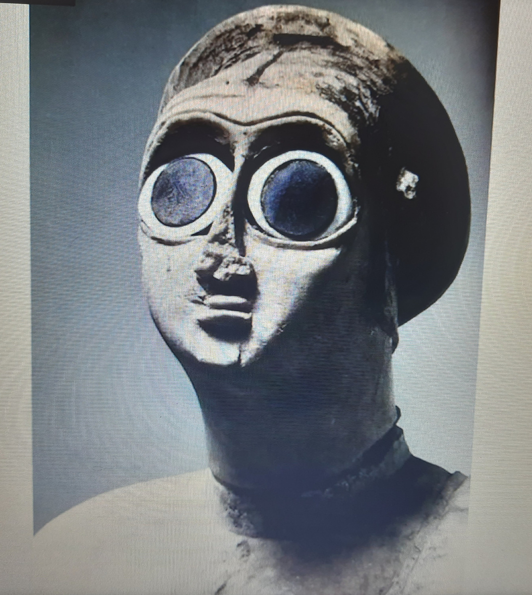 Адорант (человек, совершающий обряд почитания божества). Первая половина III тысячелетия до н.э. Лицо статуэтки из храма Аб-У в Тель- Ахмаре (Месопотамия)