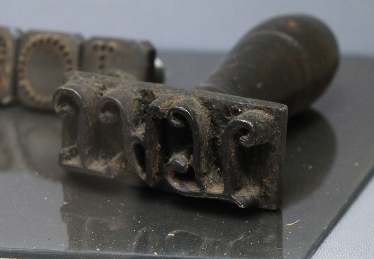 Клеймо со словом «тать». © Историко-мемориальный музей Демидовых