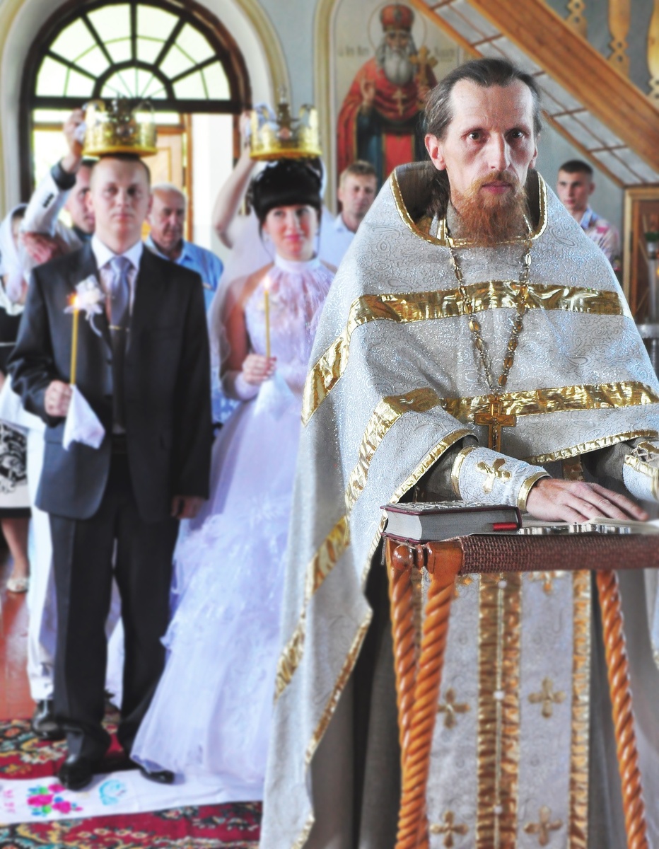 Православный обряд венчания. Венчание — это церковный обряд бракосочетания, центральный элемент церковного благословения брака в православной и нехалкидонской христианских традициях. В католицизме венчание также является церковным обрядом, посредством которого совершается таинство брака. Обряд получил своё название от возложения венцов на головы вступающих в брак.