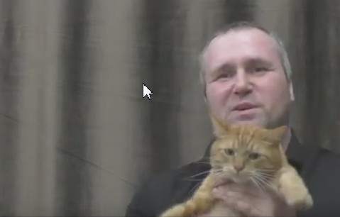 Хотя бы ради животинки рыжей не трогайте правозащитника. Ведь он останется сиротой. О большем и не прошу! 