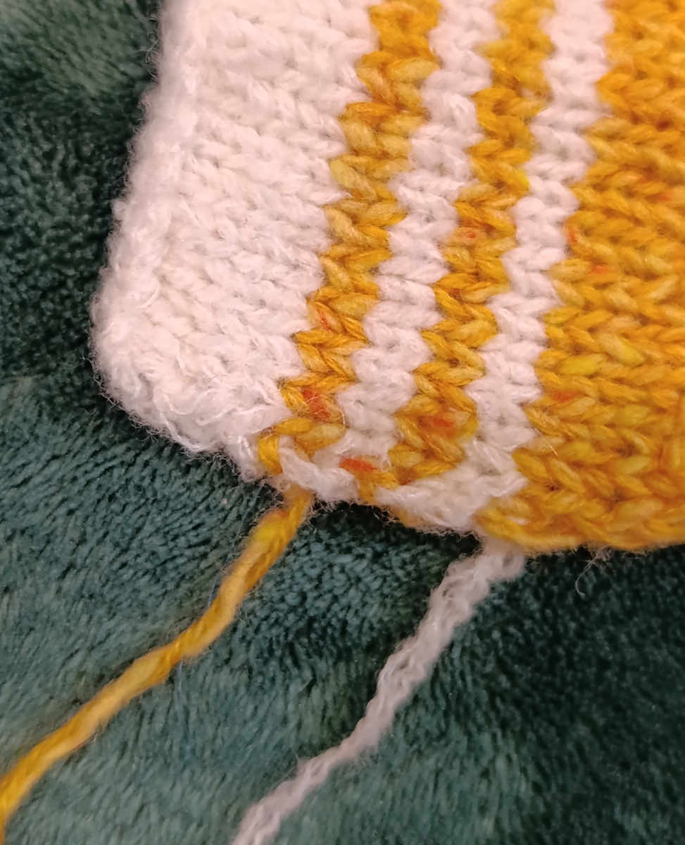 Тут хочу показать толщину нитей оранжевого цвета и белую, сравните