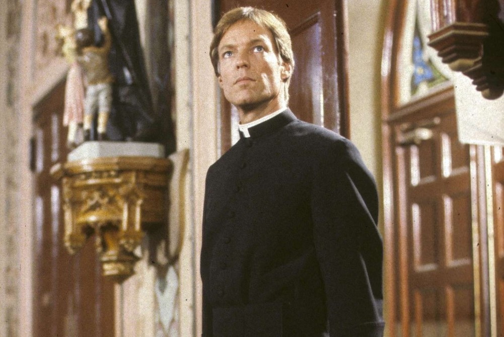     Ричард Чемберлен, кадр из сериала «Поющие в терновниках» (1983)