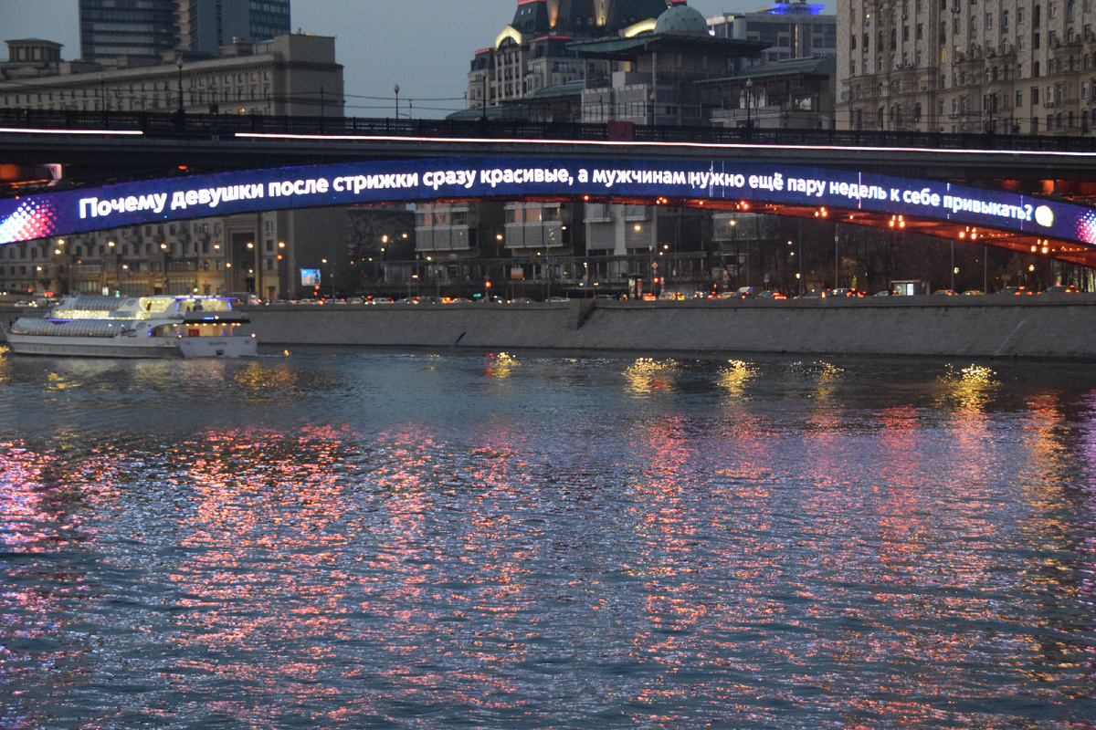 Текст: "Почему девушки после стрижки сразу красивые, а мужчинам нужно еще пару недель к себе привыкать?" Фото автора канала "Приключения Тома Сойера".