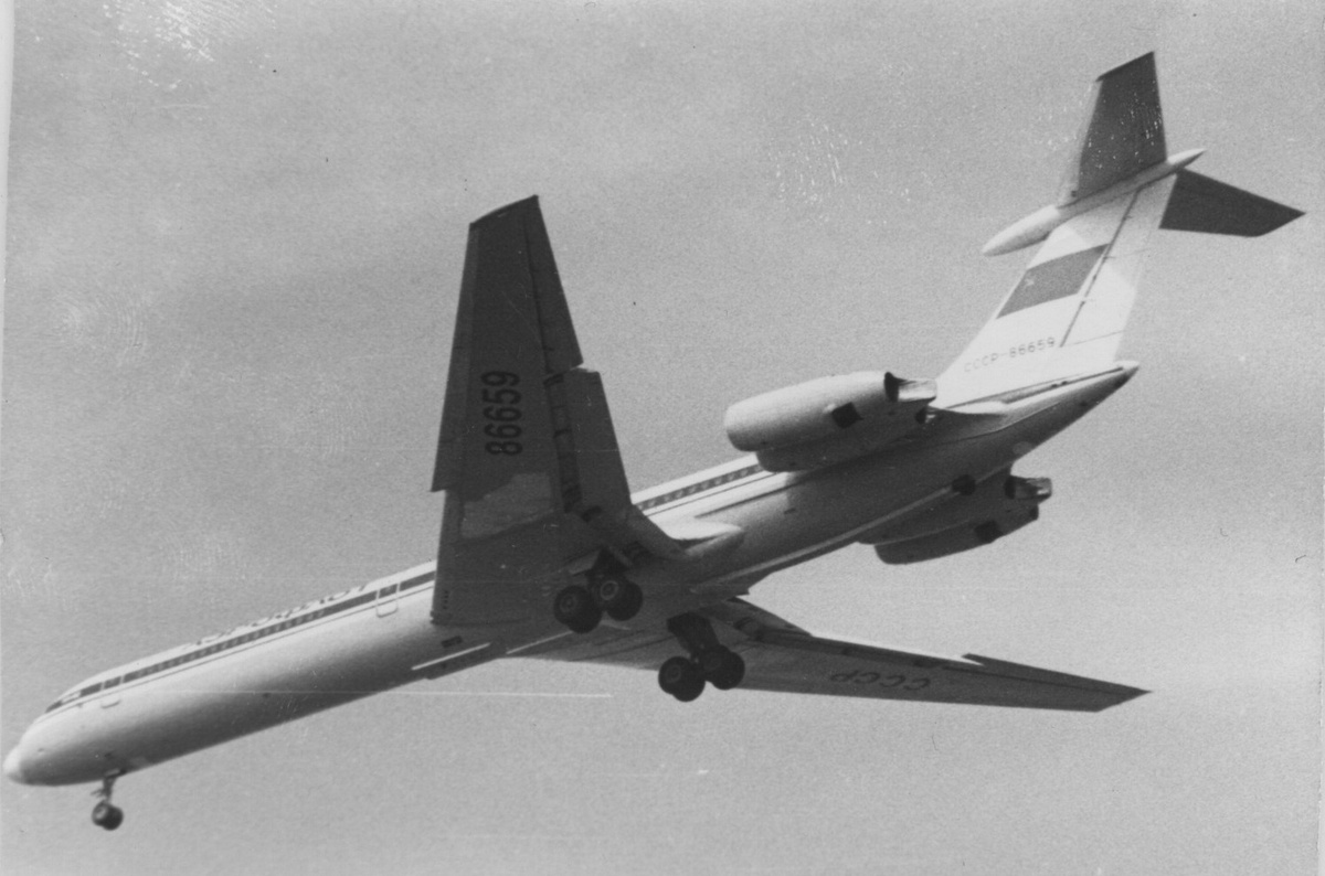 Пассажирский самолет Ил-62 заводской номер 31404 борт СССР-86659 Ташкентского объединенного авиаотряда «Аэрофлота» заходит на посадку в аэропорту Ленинград – Шоссейная (Пулково), 1983 г. Закрылки выпущены