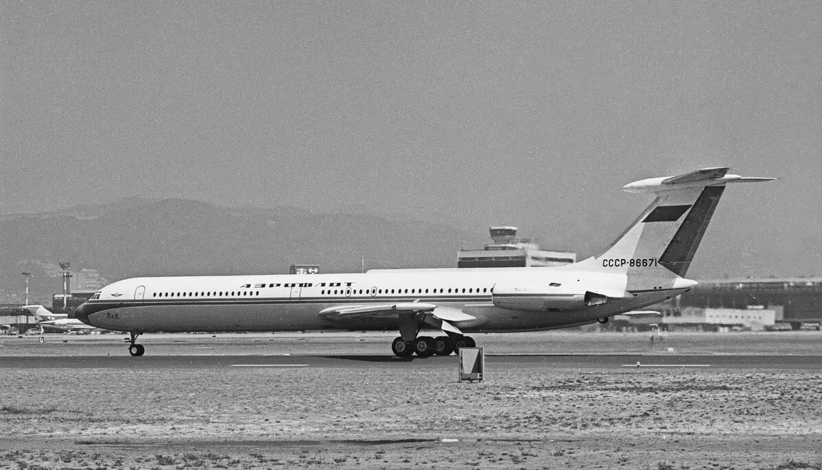 Серийный Ил-62 борт СССР-86671 завершает пробег – над крылом заметны выпущенные интерцепторы 