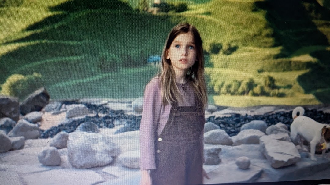 Элли в Волшебной стране после приземления. Кадр из фильма с экрана.