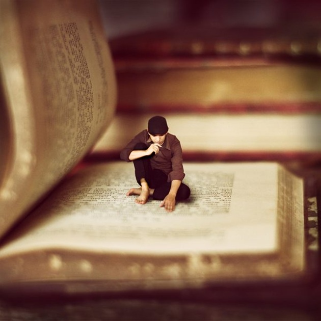 Человеческая жизнь, как сюжет интересной книги, иллюстрация. Источник: Achraf Baznani