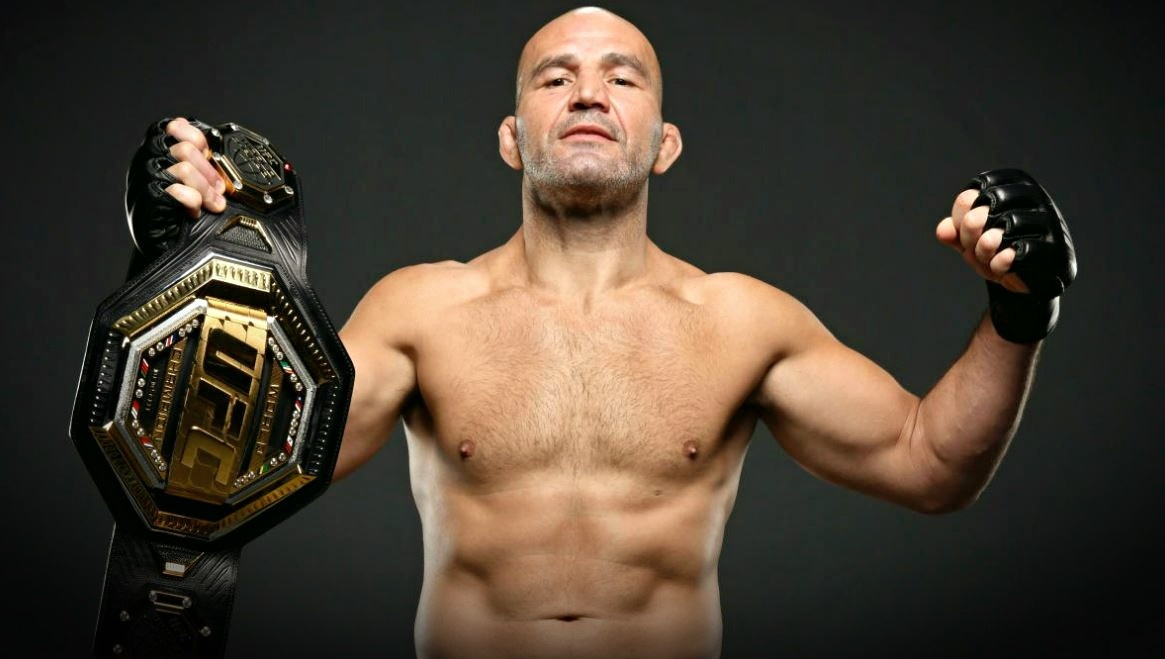 Гловер Тейшейра с поясом UFC