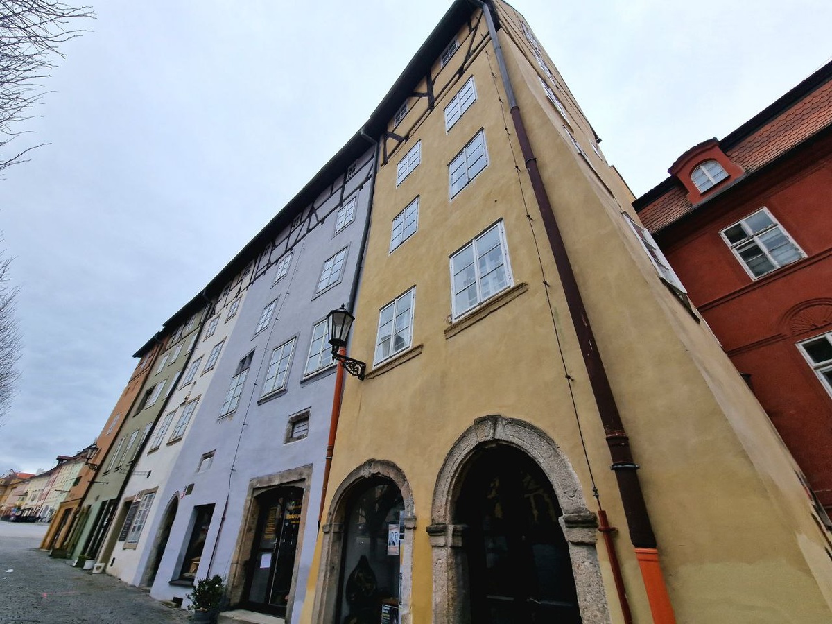 Фото автора: узкий дом, точнее целая группа домов