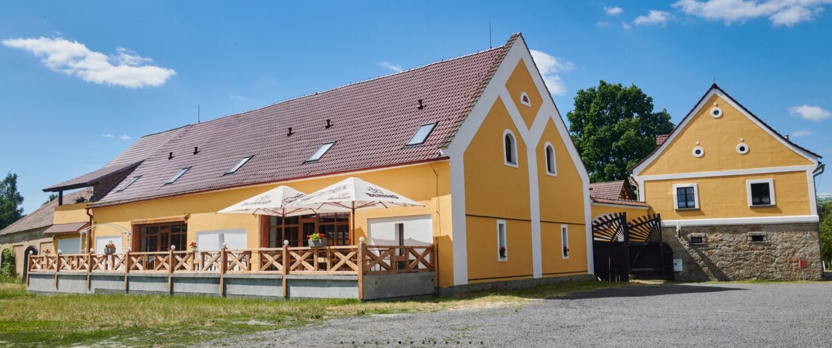 фото с сайта ресторана: когда мы туда заходили и потом когда выходили  - был ливень, поэтому моего фото нет