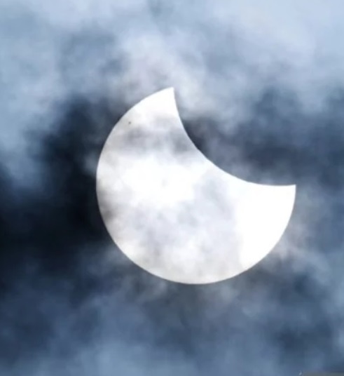 Вид затмения в Мурманске. Автора фото не назову, не зафиксировала.