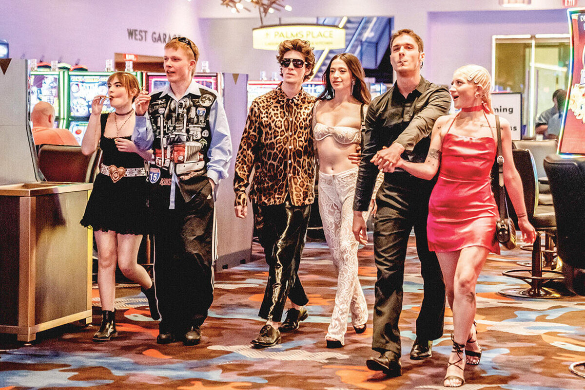    С Айви Волк, Антоном Биттером, Марком Эйдельштейном, Владом Мамаем и Марией Тичинской в фильме «Анора». 2024 г. LEGION-MEDIA