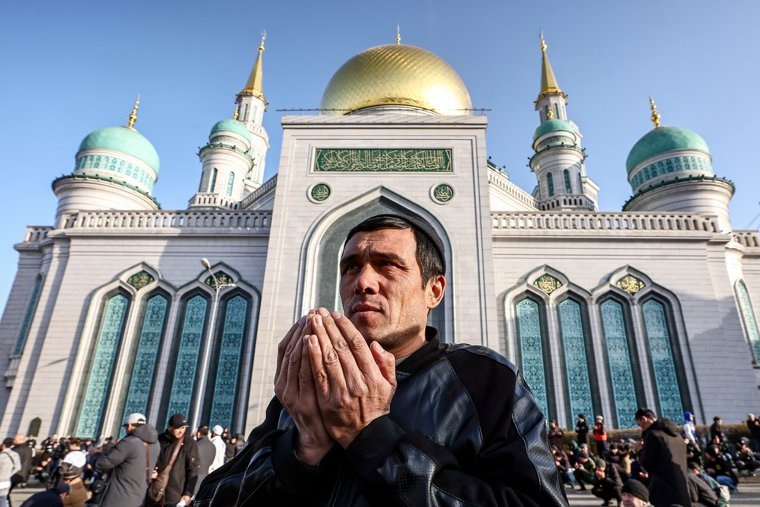 Мужчина во время торжественного намаза по случаю праздника Ураза-байрам около Московской Соборной мечети
Фото:Михаил Терещенко/ТАСС
