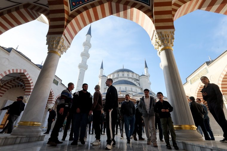 Россия. Республика Крым. Симферополь. Мусульмане после торжественного намаза по случаю праздника Ураза-байрам около Симферопольской соборной мечети
Фото:Сергей Мальгавко/ТАСС