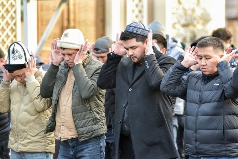 Киргизия. Бишкек. Мусульмане во время торжественного намаза по случаю праздника Ураза-байрам около мечети Абу Бакр Ас-Сыддык
Фото:Владислав Ногай/ТАСС
