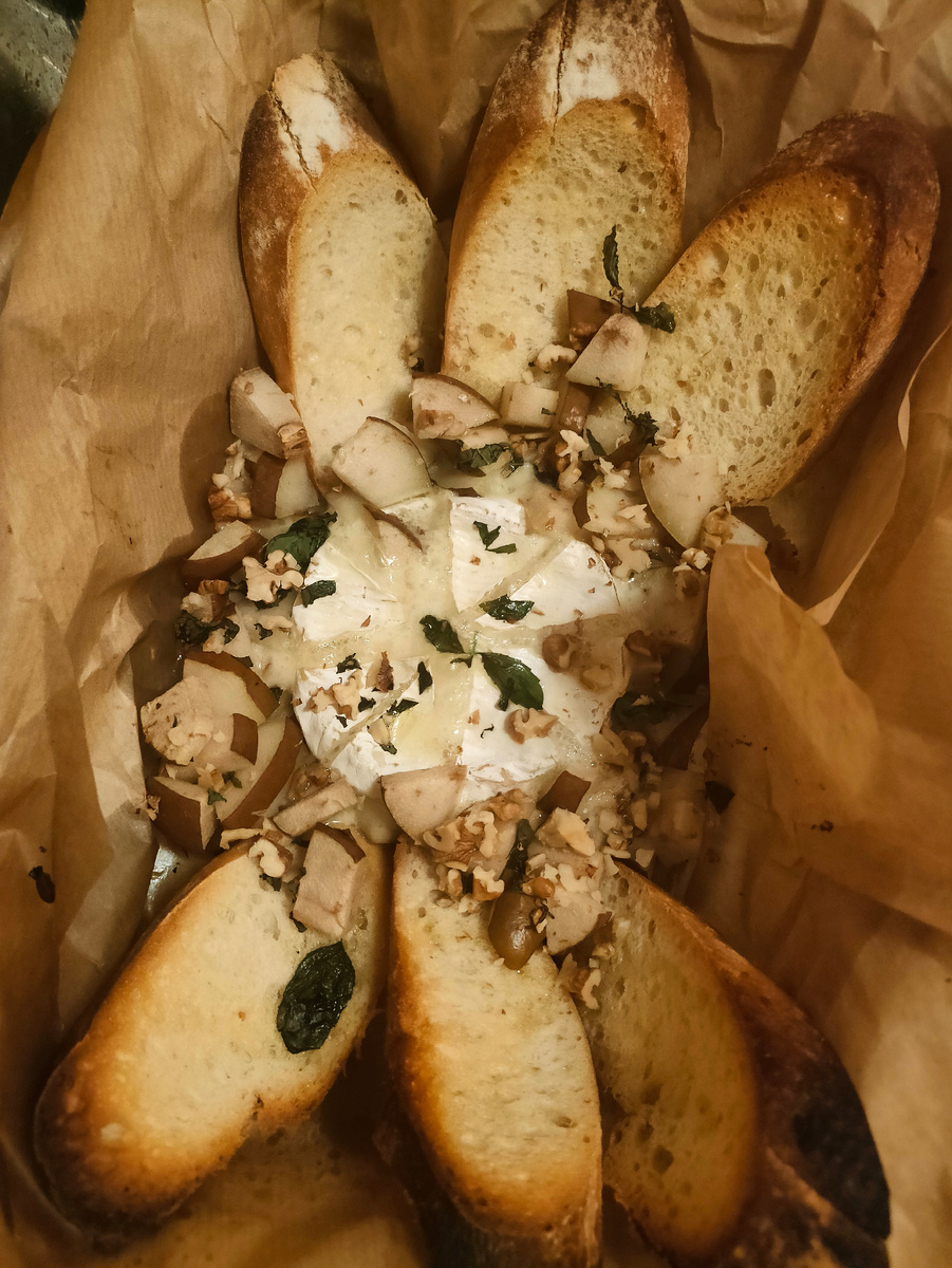 Запечённый сыр камамбер с грушей 