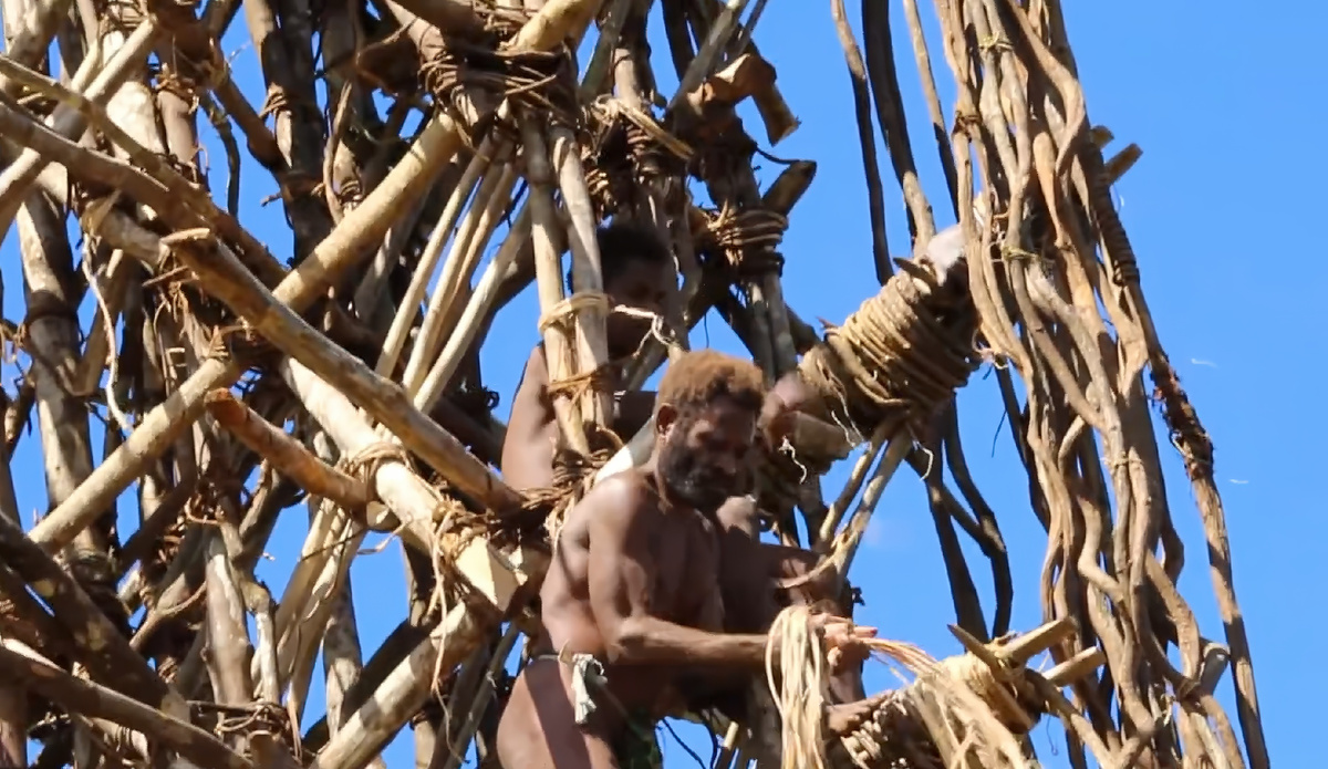 Возведение башни для прыжков.