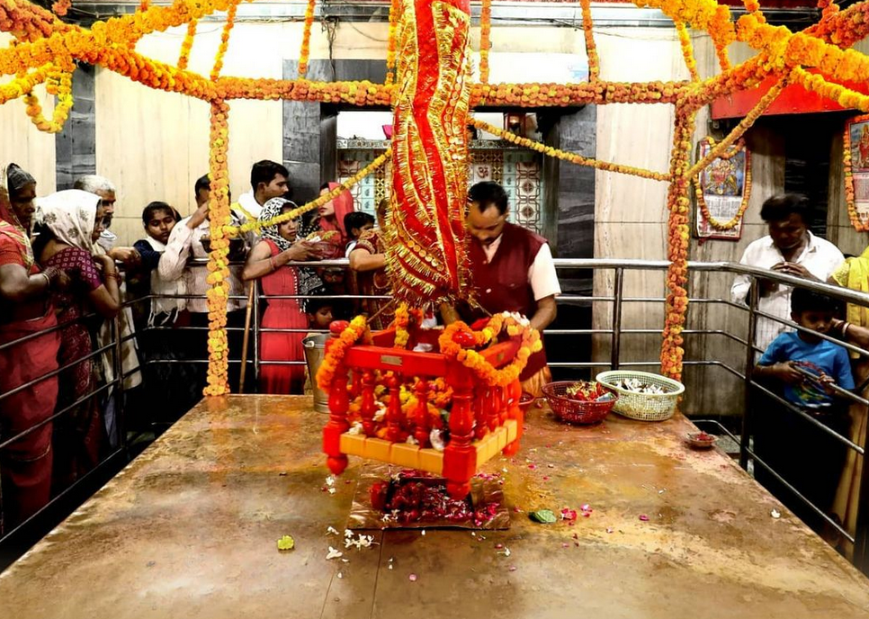 Деревянный паланкин Сати - место почитания в этом храме. Фото: Maha Kumbh Mela 2025 Prayagraj