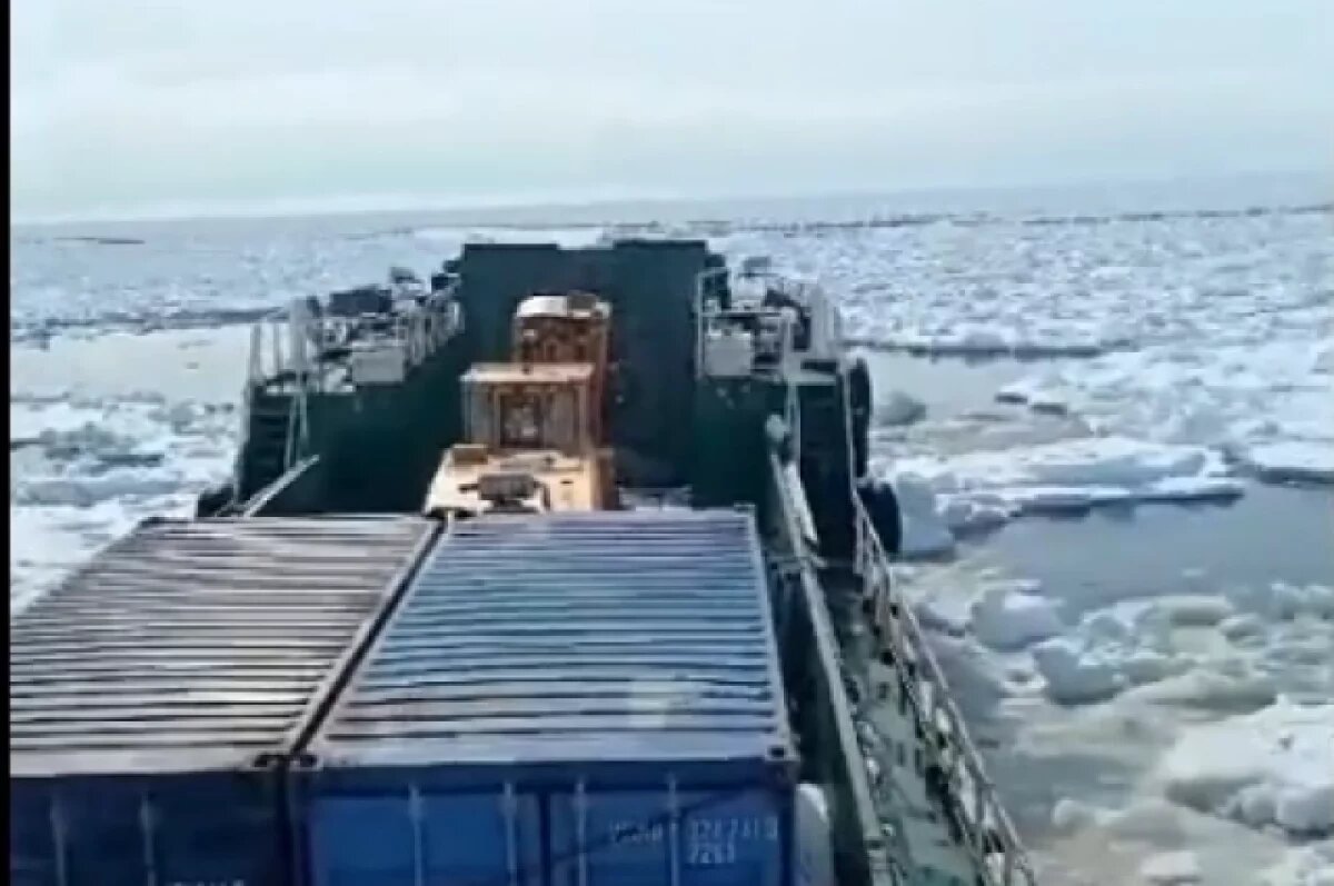    Пять судов и 60 моряков оказались в ледовом плену в Камчатском заливе