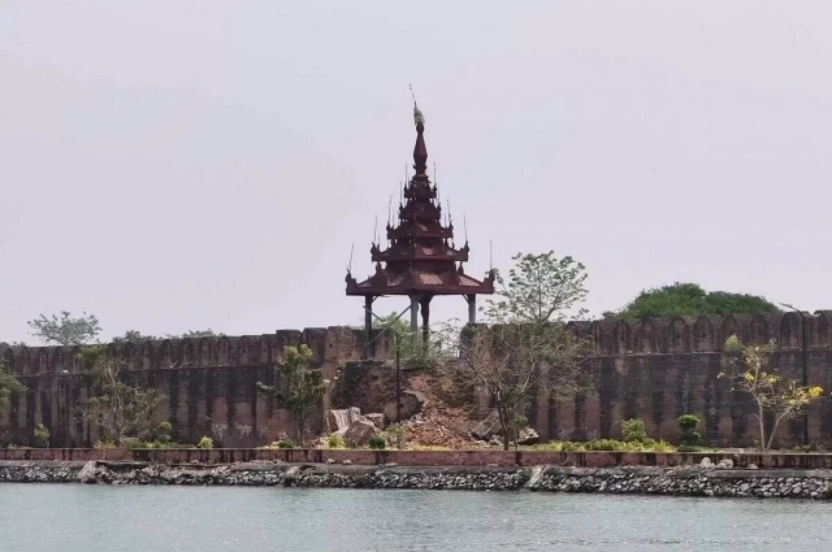    В Мандалае сотрудники МЧС России извлекли из-под завалов живую женщину