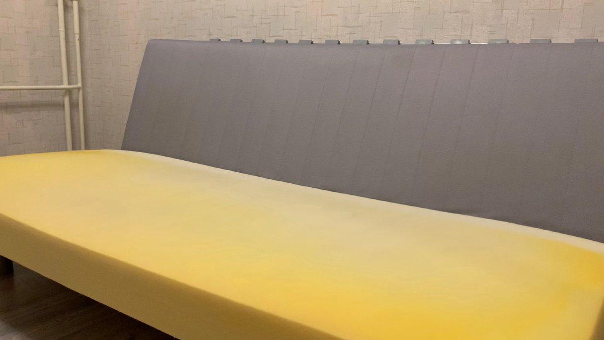 Вертикальный чехол еще надет на подушку, а горизонтальный уже снят