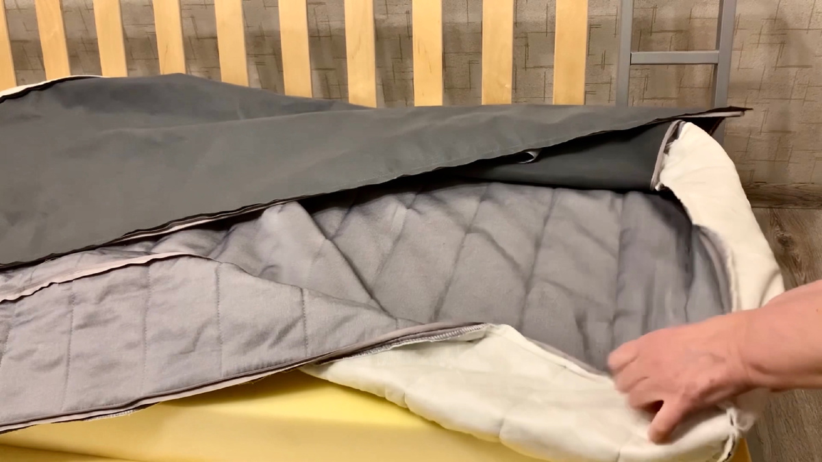 Выворачиваем чехол лицевой стороной внутрь 