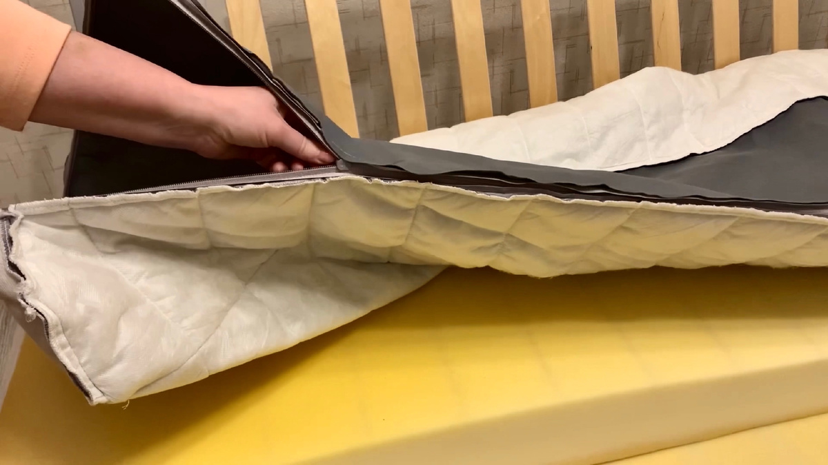 Застегиваем молнию. Замочек находиться внутри чехла