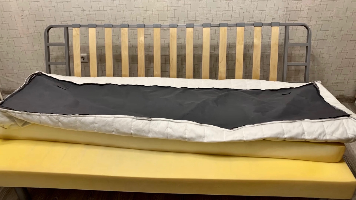 Чехол с верхней подушки готов к стирке в стиральной машинке 